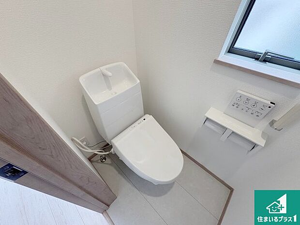 【トイレ】1・2階の2ヶ所にあるので、朝の忙しい時間の順番待ちもなく、深夜の利用にも大変便利です。