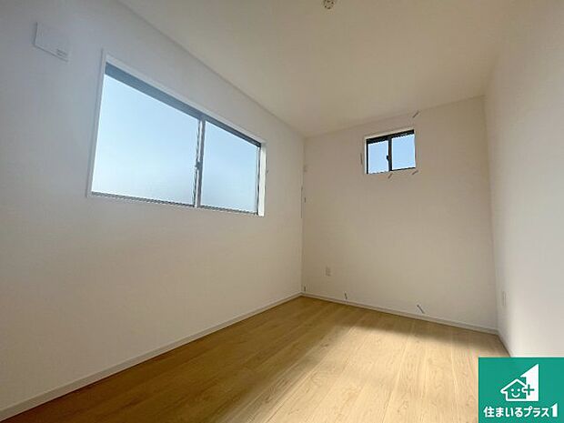 【洋室】シンプルな洋室は、自分好みのインテリアが楽しめます♪ご家族とインテリアや家具を選びに行くのは新築購入時の醍醐味の一つです。ぜひお楽しみください♪