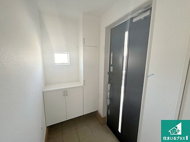 【玄関】シューズボックスにはたくさんの靴が収納できるので玄関周りはいつもスッキリ！ご家族が増えても安心！