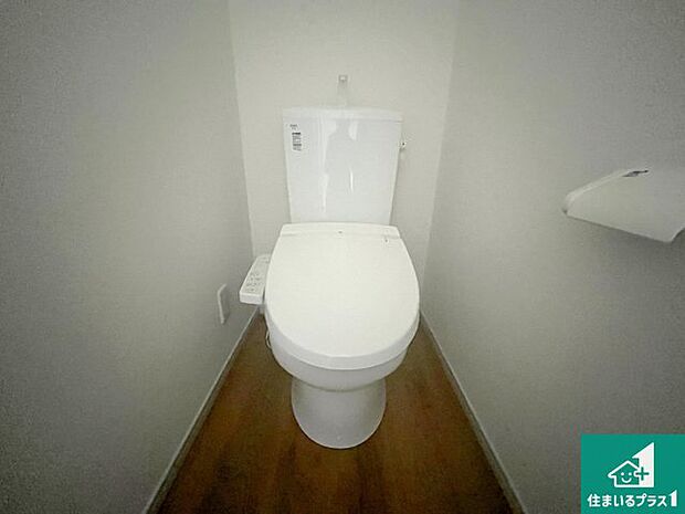 【トイレ】1・2階の2ヶ所にあるので、朝の忙しい時間の順番待ちもなく、深夜の利用にも大変便利です。