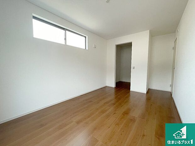 【洋室】シンプルな洋室は、自分好みのインテリアが楽しめます♪ご家族とインテリアや家具を選びに行くのは新築購入時の醍醐味の一つです。ぜひお楽しみください♪