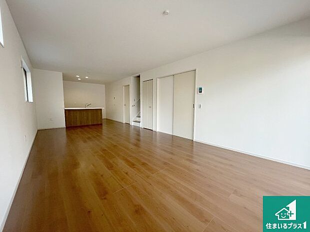 【居間・リビング】日当たり良好の明るいリビングで朝の目覚めもスッキリできそう！対面キッチンでご家族のコミュニケーションも自然と増える設計！小さなお子様が遊ぶスペースを作っても広々とくつろげるLDK！