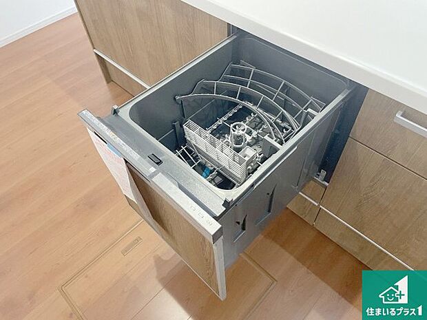 【食器洗い乾燥機】食事後の一仕事、食器洗いをボタン一つでお任せできちゃいます！場所を取らないビルトイン式なので、お料理スペースもしっかり確保！ 