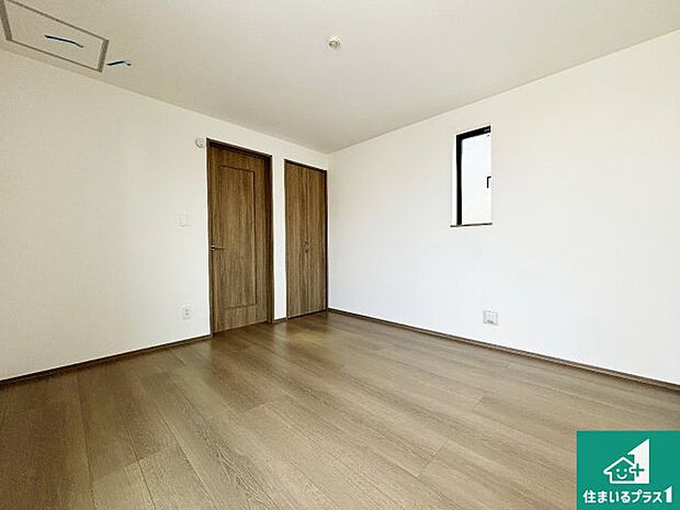 【洋室】シンプルな洋室は、自分好みのインテリアが楽しめます♪ご家族とインテリアや家具を選びに行くのは新築購入時の醍醐味の一つです。ぜひお楽しみください♪