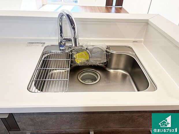 【キッチンシンク】蛇口の先端に浄水器を内蔵しています!原水と浄水、お湯と冷水、シャワーの切替えがワンタッチなので用途によって使い分けられます。