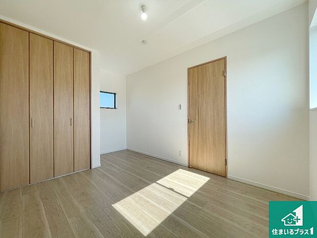 【洋室】シンプルな洋室は、自分好みのインテリアが楽しめます♪ご家族とインテリアや家具を選びに行くのは新築購入時の醍醐味の一つです。ぜひお楽しみください♪