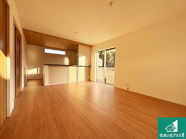 【居間・リビング】日当たり良好の明るいリビングで朝の目覚めもスッキリできそう!対面キッチンでご家族のコミュニケーションも自然と増える設計!小さなお子様が遊ぶスペースを作っても広々とくつろげるLDK!