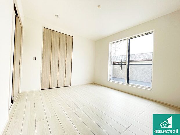 【洋室】シンプルな洋室は、自分好みのインテリアが楽しめます♪ご家族とインテリアや家具を選びに行くのは新築購入時の醍醐味の一つです。ぜひお楽しみください♪