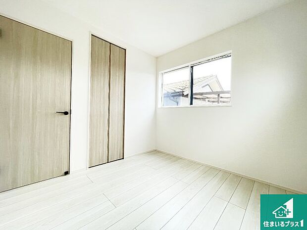 【洋室】シンプルな洋室は、自分好みのインテリアが楽しめます♪ご家族とインテリアや家具を選びに行くのは新築購入時の醍醐味の一つです。ぜひお楽しみください♪