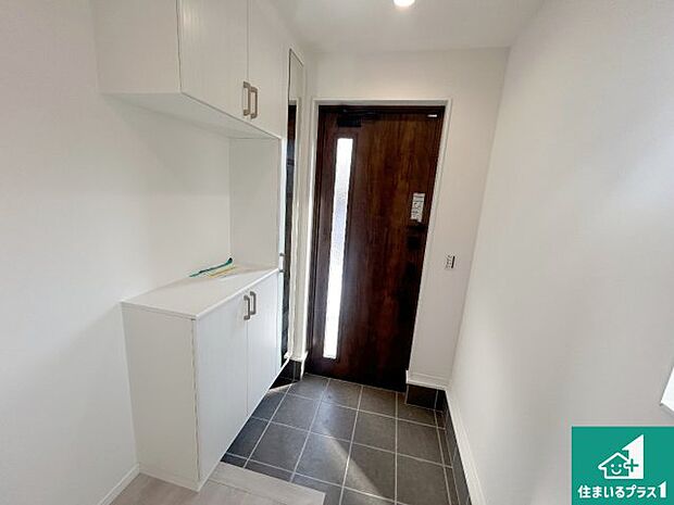 【玄関】シューズボックスにはたくさんの靴が収納できるので玄関周りはいつもスッキリ！ご家族が増えても安心！