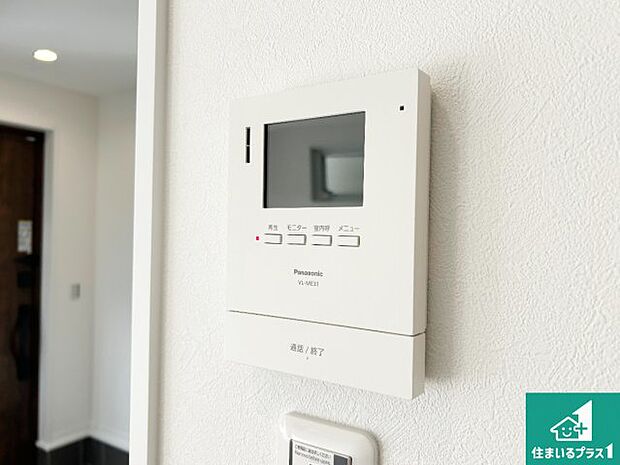 【カラーモニターインターホン】声だけでなく来訪者の姿や顔がモニターで確認できるので、小さなお子様がいらっしゃるご家庭でも安心できます！