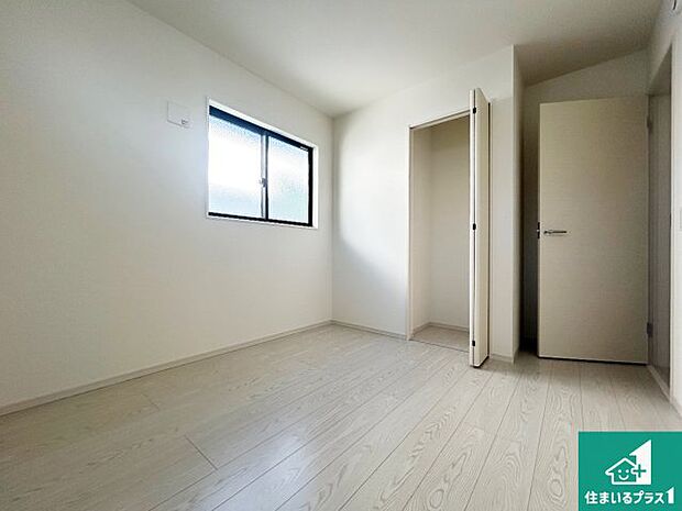 【洋室】シンプルな洋室は、自分好みのインテリアが楽しめます♪ご家族とインテリアや家具を選びに行くのは新築購入時の醍醐味の一つです。ぜひお楽しみください♪