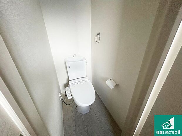 【トイレ】1・2階の2ヶ所にあるので、朝の忙しい時間の順番待ちもなく、深夜の利用にも大変便利です。