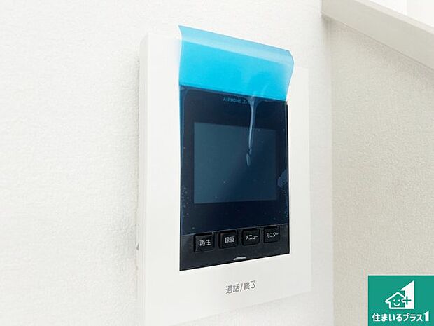 【カラーモニターインターホン】声だけでなく来訪者の姿や顔がモニターで確認できるので、小さなお子様がいらっしゃるご家庭でも安心できます！