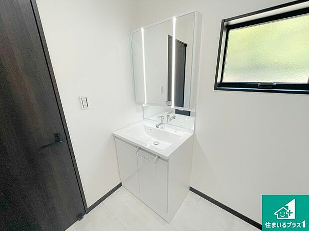 【独立洗面台】清潔感のある洗面台です。フラットな鏡は掃除がしやすく毎日清潔!鏡裏には収納があるのでスッキリとした洗面台が保てます。