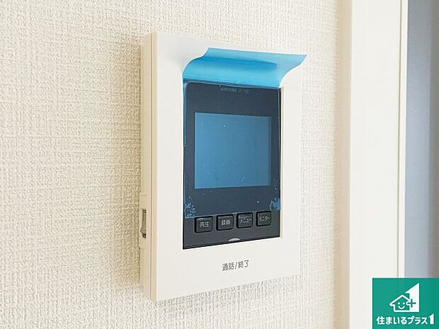 【カラーモニターインターホン】声だけでなく来訪者の姿や顔がモニターで確認できるので、小さなお子様がいらっしゃるご家庭でも安心できます!