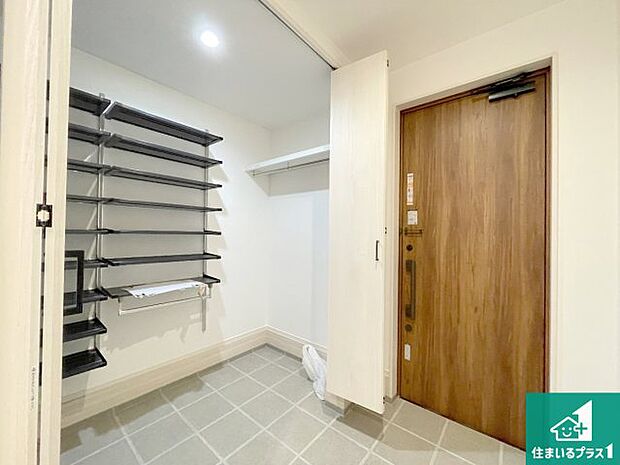 【玄関】シューズボックスにはたくさんの靴が収納できるので玄関周りはいつもスッキリ！ご家族が増えても安心！