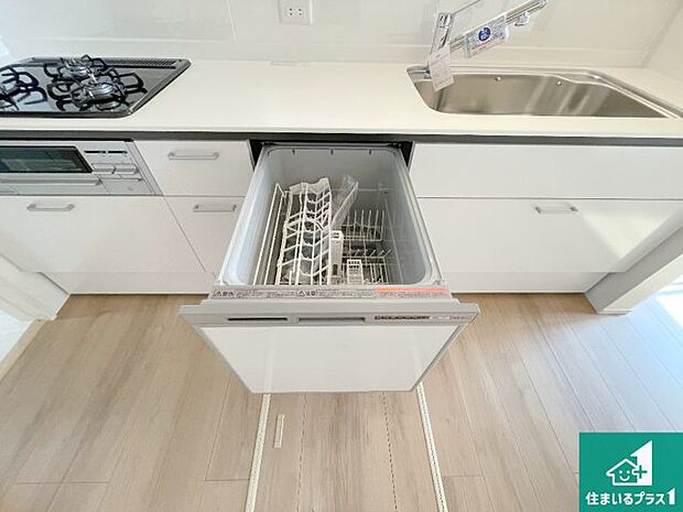 【食器洗浄乾燥機】食事後の一仕事、食器洗いをボタン一つでお任せできちゃいます！場所を取らないビルトイン式なので、お料理スペースもしっかり確保！