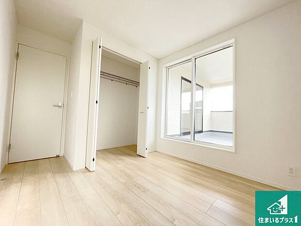 【洋室】シンプルな洋室は、自分好みのインテリアが楽しめます♪ご家族とインテリアや家具を選びに行くのは新築購入時の醍醐味の一つです。ぜひお楽しみください♪