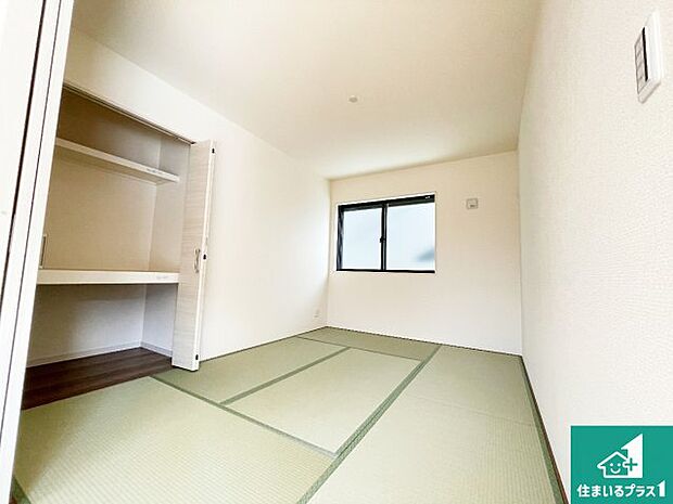 【和室】一室あると便利な和室は客間としてだけでなく、小さなお子様のプレイルームや食後のくつろぎスペースとしてもご利用いただけます。収納もついていますので大活躍間違いなし!