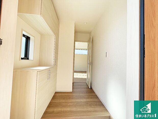 【玄関】シューズボックスにはたくさんの靴が収納できるので玄関周りはいつもスッキリ!ご家族が増えても安心!