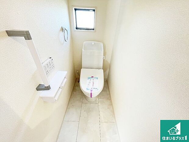 【トイレ】1・2階の2ヶ所にあるので、朝の忙しい時間の順番待ちもなく、深夜の利用にも大変便利です。