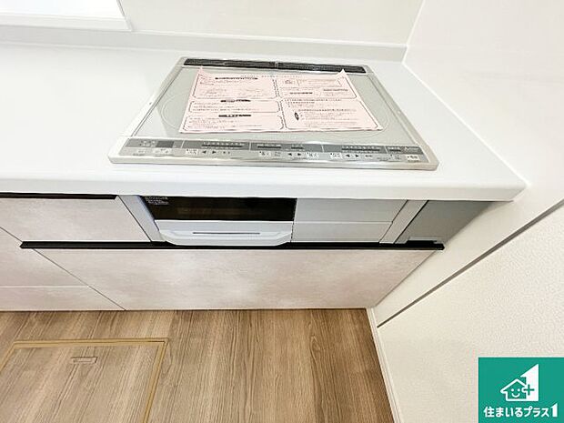 【コンロ】火を使わないので、安心なIHコンロ!でこぼこが無い構造なので、掃除もしやすく清潔に保てます!