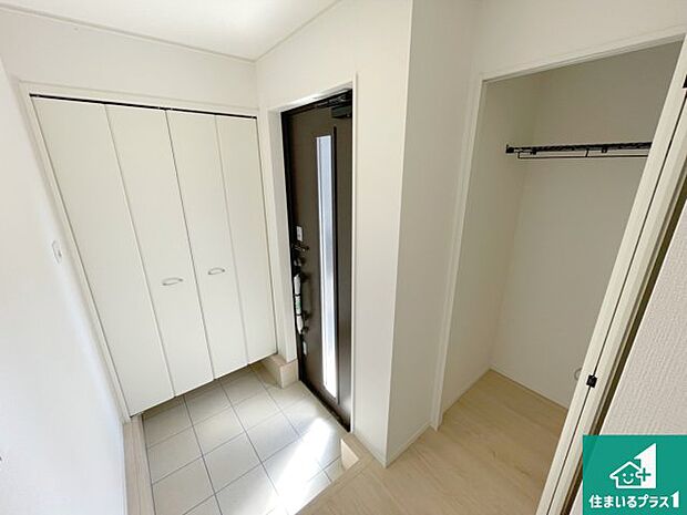 【玄関】ご案内の際は現地集合はもちろん、ご自宅の送迎や最寄りの駅迄のお迎え等お気軽にご相談ください。