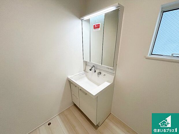 【独立洗面台】清潔感のある洗面台です。フラットな鏡は掃除がしやすく毎日清潔!鏡裏には収納があるのでスッキリとした洗面台が保てます。