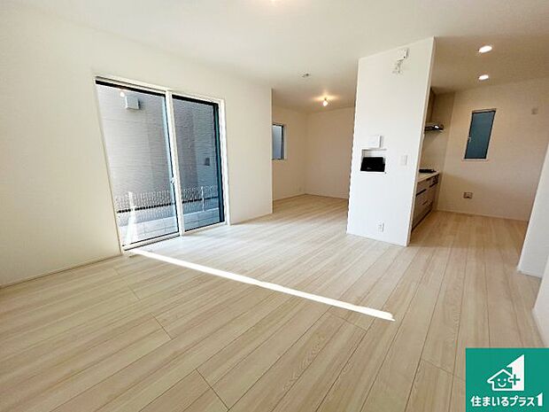 【居間・リビング】日当たり良好の明るいリビングで朝の目覚めもスッキリできそう!対面キッチンでご家族のコミュニケーションも自然と増える設計!小さなお子様が遊ぶスペースを作っても広々とくつろげるLDK!