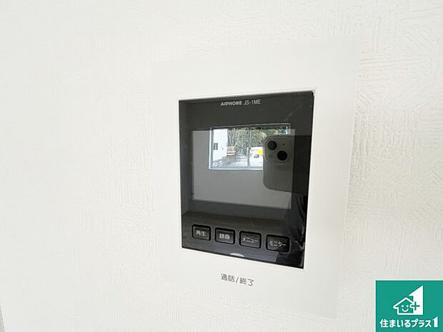 【カラーモニターインターホン】声だけでなく来訪者の姿や顔がモニターで確認できるので、小さなお子様がいらっしゃるご家庭でも安心できます！