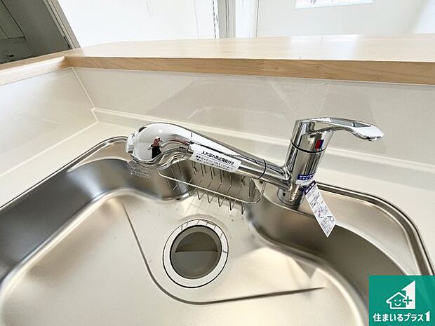 【キッチン水栓】浄水器を内蔵！炊飯時、お茶を作る時に安心してお水を使えます！お湯と冷水、浄水と原水、シャワーの切替えもワンタッチです！