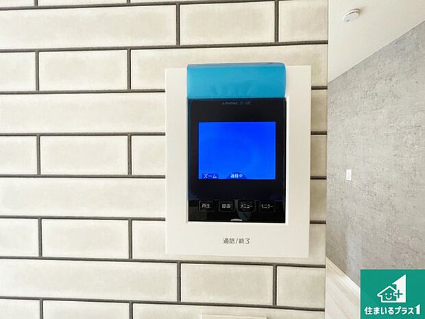 【カラーモニターインターホン】声だけでなく来訪者の姿や顔がモニターで確認できるので、小さなお子様がいらっしゃるご家庭でも安心できます！