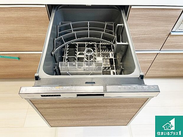 【食器洗浄乾燥機】食事後の一仕事、食器洗いをボタン一つでお任せできちゃいます！場所を取らないビルトイン式なので、お料理スペースもしっかり確保！