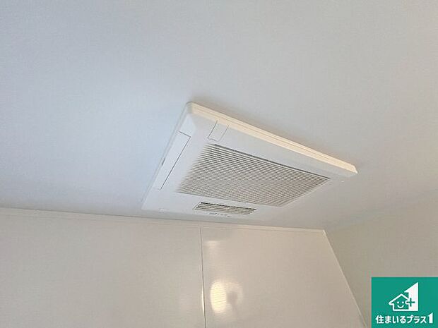 【浴室暖房乾燥機】四季を通して快適なバスライフをお手伝いする浴室暖房乾燥機！浴室の乾燥・暖房・涼風・換気はもちろん、２４時間換気にも対応！ 