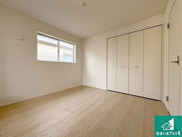 【洋室】シンプルな洋室は、自分好みのインテリアが楽しめます♪ご家族とインテリアや家具を選びに行くのは新築購入時の醍醐味の一つです。ぜひお楽しみください♪