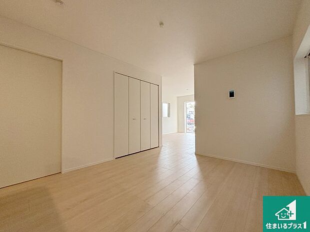 【居間・リビング】日当たり良好の明るいリビングで朝の目覚めもスッキリできそう!対面キッチンでご家族のコミュニケーションも自然と増える設計!小さなお子様が遊ぶスペースを作っても広々とくつろげるLDK!