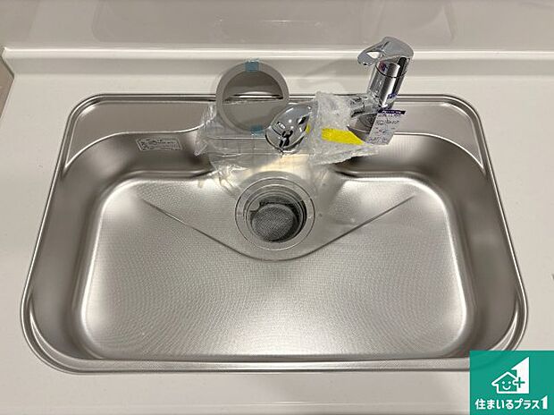 【キッチンシンク】蛇口の先端に浄水器を内蔵しています!原水と浄水、お湯と冷水、シャワーの切替えがワンタッチなので用途によって使い分けられます。