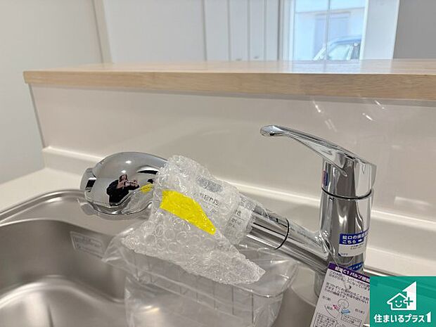 【キッチン水栓】浄水器を内蔵!炊飯時、お茶を作る時に安心してお水を使えます!お湯と冷水、浄水と原水、シャワーの切替えもワンタッチです!