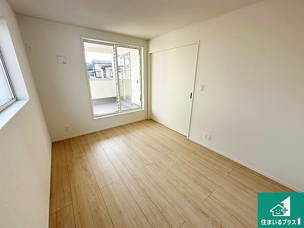 【洋室】寝室は心地よい眠りについてもらいたくて、シンプルかつ開放的な空間な設計にしています!大きな窓から差し込む日が心地いいです♪