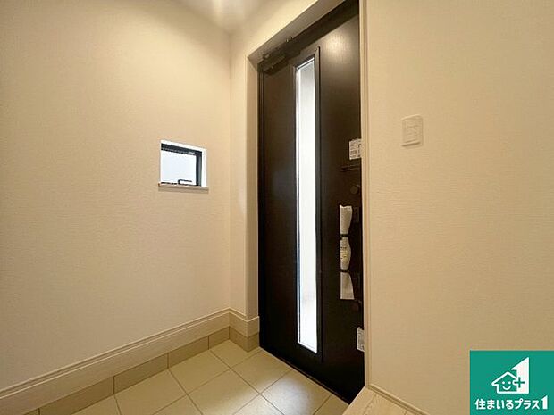 【玄関】シューズボックスにはたくさんの靴が収納できるので玄関周りはいつもスッキリ！ご家族が増えても安心！