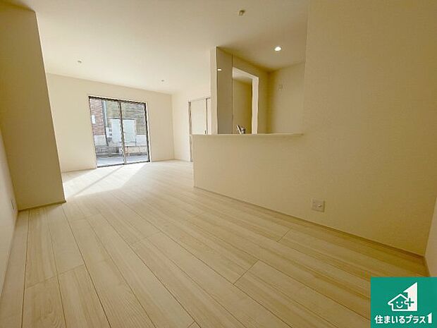 【居間・リビング】シンプルなリビングは、観葉植物等のインテリアを楽しめますね！パパ好みにも、ママ好みにも家具次第で雰囲気を変えることができます！