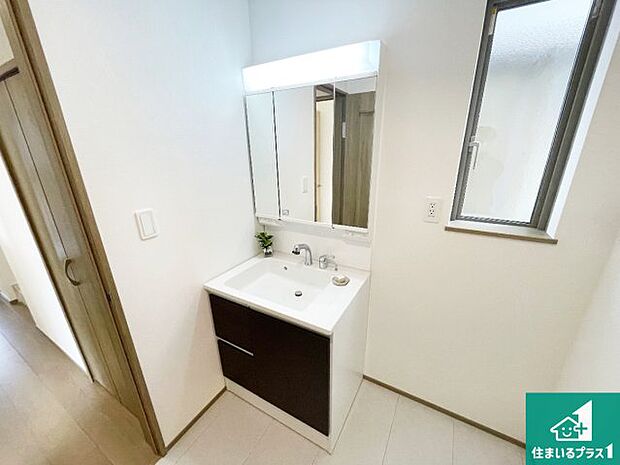 【独立洗面台】清潔感のある洗面台です。フラットな鏡は掃除がしやすく毎日清潔！鏡裏には収納があるのでスッキリとした洗面台が保てます。