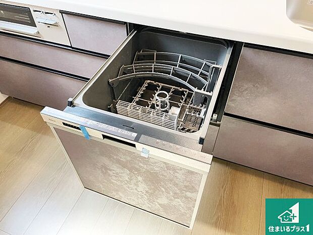 【食器洗浄乾燥機】食事後の一仕事、食器洗いをボタン一つでお任せできちゃいます！場所を取らないビルトイン式なので、お料理スペースもしっかり確保！
