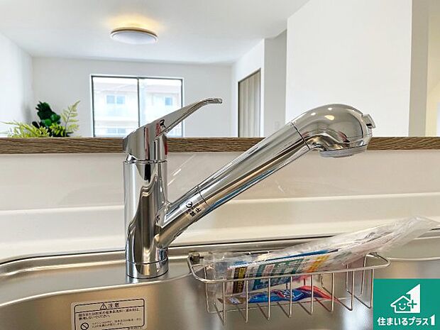 【キッチン水栓】浄水器を内蔵！炊飯時、お茶を作る時に安心してお水を使えます！お湯と冷水、浄水と原水、シャワーの切替えもワンタッチです！