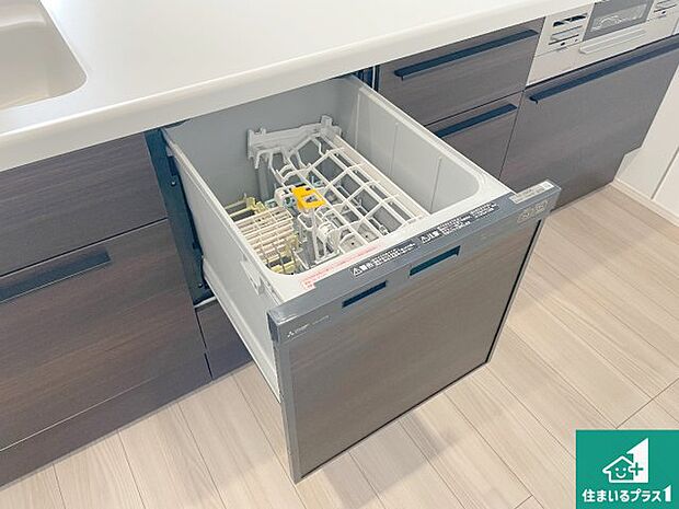 【食器洗い乾燥機】食事後の一仕事、食器洗いをボタン一つでお任せできちゃいます！場所を取らないビルトイン式なので、お料理スペースもしっかり確保！