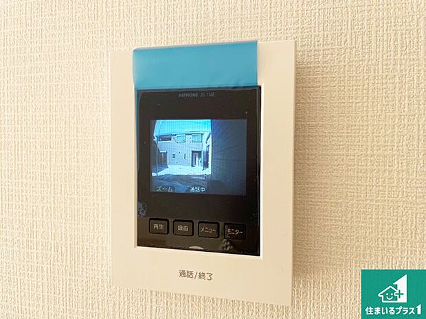 【カラーモニターインターホン】声だけでなく来訪者の姿や顔がモニターで確認できるので、小さなお子様がいらっしゃるご家庭でも安心できます！