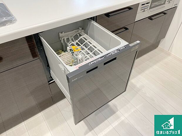 【食器洗い乾燥機】食事後の一仕事、食器洗いをボタン一つでお任せできちゃいます!場所を取らないビルトイン式なので、お料理スペースもしっかり確保!