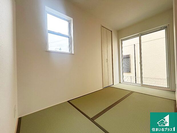 【和室】LDKの横に配置された畳コーナー。お子様の遊び場や客間、食後のくつろぎスペースにも利用できる便利な空間です。リビングと合わせることで家族が集まる団欒スペースとして使えます。