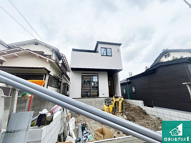 【外観】周辺は落ち着いた街並みの住宅地！子育てがしやすい住環境です！まだ未完成ですが、現地でしかわからない事もございます。是非一度ご覧ください。